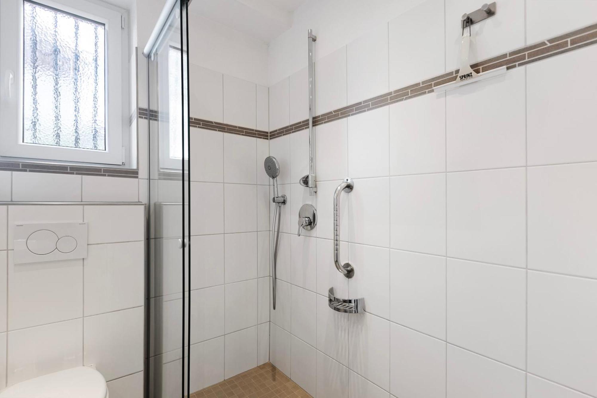 Rotes Haus Ueber Den Weinbergen Apartment *